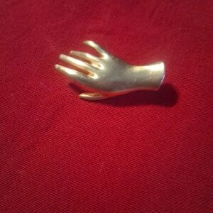 STUNNING AND ENCHANTING GOLD TONE HAND SHAPED BROOCH.